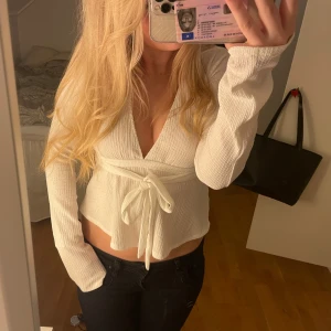 Snygg vit topp - Fin vit topp som är ett bra val till så många olicka tillfällen, man kan knyta banden i ryggen eller fram som jag har på ena bilden 💕
