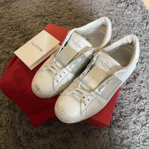 Valentino open silver 38 - Snygga vita sneakers från Valentino med silverdetaljer på sidorna. Har använts under 2år och är väl omhändertagna, är äkta och köpt från NK, ingår lappar men har tyvärr slarvat bort box därav priset ☺️Kan skicka fler och närmare bilder om önskas❣️