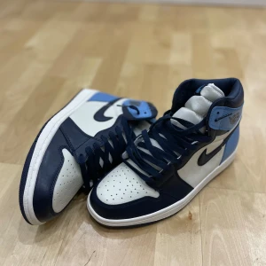Nike Air Jordans 1 Obsidian  - säljer dessa super snygga klassiska jordan1 obsidians eftersom dom inte passade mig, helt nya men boxen finns inte, perfekt för dig som söker den där laidback stilen klassiker pris kan diskuteras vid snabbt köp, Först till kvarn!