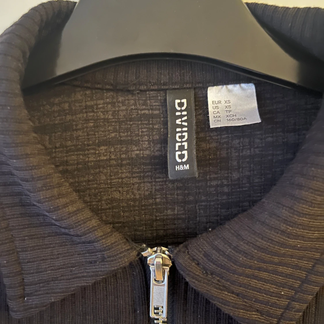 Svart ribbad jacka från H&M Divided - 90