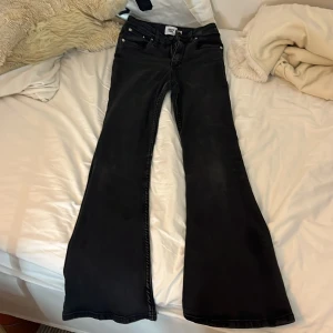 Svarta bootcut jeans - Säljer ett par svarta bootcut jeans i storlek S. De har en mid midja och super fin form. Perfekta för en lite trendigare stil❤️ny pris:400kr