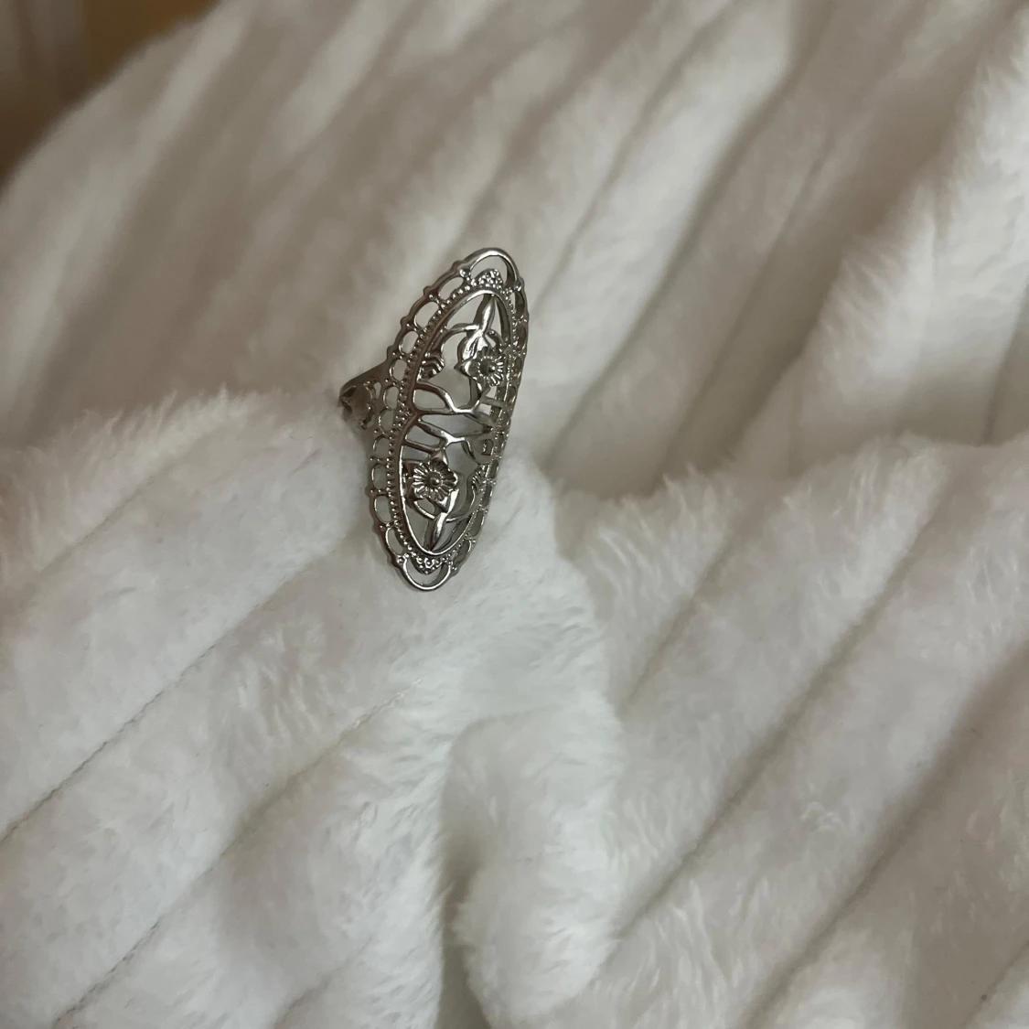 Silverfärgad ring med detaljer