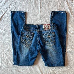 Coola jeans  - Bra skick! Jag är 180 och brukar ha 38/m (de är lite för tighta i midjan) mått: midjemått rakt över 34-40 (stretch) grenhöjd 21 innerbenslängd 78,5 benöppning 17cm❤️
