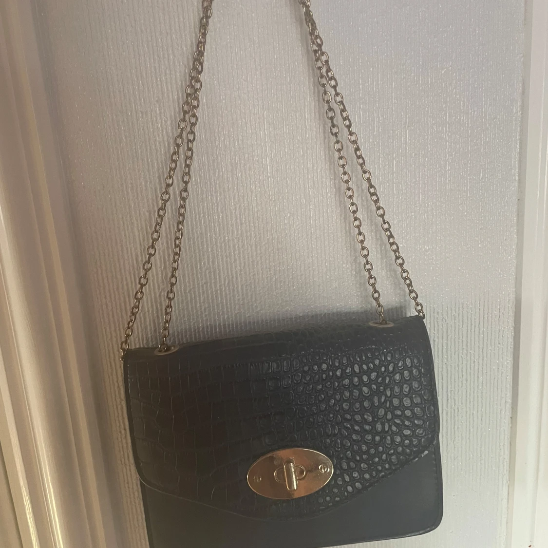Svart axelväska med kedja - 92
