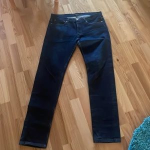  A.P.C. JEANS - Snygga mörkblå jeans från A.P.C. i modellen Petit New Standard. De har en klassisk femficksdesign och raka ben. Perfekta för en stilren look. Höftbredd 45 cm: Längd 106 cm. Priset kan diskuteras vid snabb affär. Hör av dig om du har frågor💯