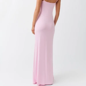 Rosa soft touch klänning  - Soft touch klänning från gina, helt oanvänd med prislapp kvar, säljer då den inte passade i längden 💗