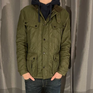 Barbour jacka - Hej! Säljer denna riktigt feta jackan från Barbour!| Bra skick, endast att en sömm gått upp, inget man ser direkt!| Perfekt nu till våren!| Nypris ligger på 3000kr, säljer den för 649kr!| Pris går alltid att diskutera då jag vill bli av med den!| Storlek M, men passar också folk som brukar ha storlek S!| Vid fler funderingar är det bara att kontakta mig via dm!//Nils