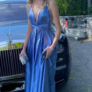 Balklänning blå - Otroligt snygg balklänning i blå från Ivory field köpt 2022. Satin klänning i färgen skyblue, modell Moa! Finns en slits på höger ben💕 Använd endast en gång och sedan hängt i garderoben. Jag var på bilderna 175 cm och den passade mig perfekt! Storlek 0 som motsvarar stl EU 32.🤗Säljer för 1500kr, nypris 2500kr!