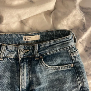 Blå jeans - Blå högmidjade bootcut jeans. Storlek 32. Använda fåtal gånger💞 Pris går att diskutera 