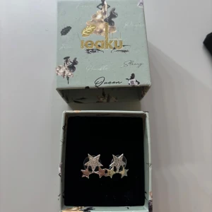 Multistar stud örhängen från ioaku  - Säljer dessa silvriga multistar stud örhängen från ioaku. Aldrig använda! ❤️Nypris 400 kr 