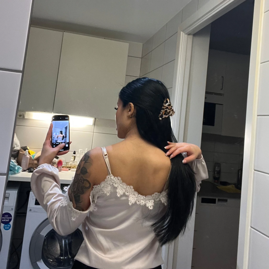 Beige satinlinne med spetsdetaljer - 90