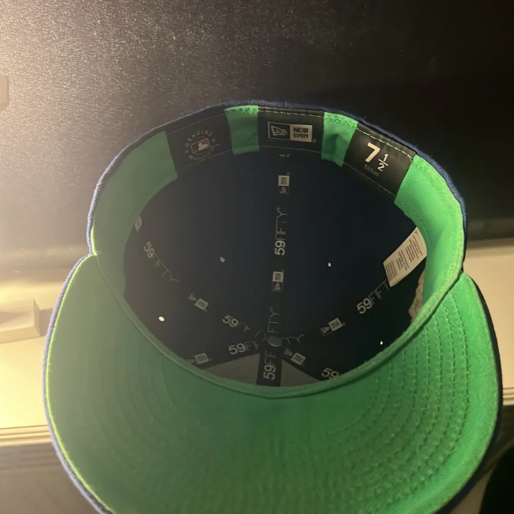 keps från New Era LA och en broderad World Series-märke på sidan. Kepsen har en klassisk passform och MLB-logga framme!. Asusteet.