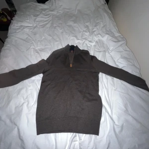 Brun morris half zip - Snygg brun tröja från Morris i merinoull med dragkedja och broderad detalj på bröstet. Perfekt för kyligare dagar med sin höga krage och ribbade kanter😁 tröjan är knappt använd och har inga defekter eller tecken på användning👍 nypris: 1700kr.        Mitt pris: 599kr