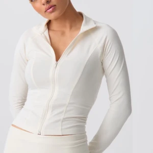 Vit zip-up hoodie - Snygg och stilren vit zip-up hoodie med lång ärm och dragkedja framtill. Perfekt för en casual look eller som ett extra lager under kyligare dagar. Perfekt till vardags eller ett träningspass. Oanvänd, endast provad. Köpt på gina för 359kr. Pris kan diskuteras vid snabb affär💞 Hör av dig vid frågor💞