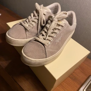 Axel Arigaro skor - Säljer mina axel arigato skor som är i väldigt fint skick! Endast använda ett fåtal gånger. Tveka inte höra av er vid frågor!