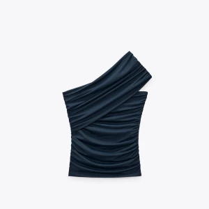 Asymmetrisk topp med veck  - Jättefin marinblå asymmetrisk topp med veck från ZARA. Toppen är i mycket bra skick och använd ett fåtal gånger. Mjukt och stretchiga material!💙💙