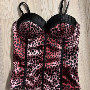 leopard korsett 💗 - jättefin korsett som sitter som xs/s, står ingen storlek i. ok att köpa direkt 🖤