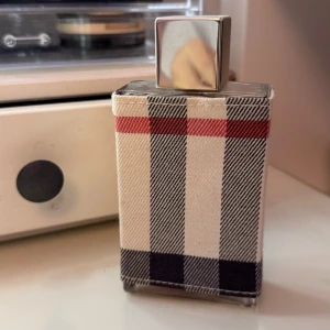 Burberry London for Women 100 ml - Säljer min Burberry London parfym. Har ritat ut på bilden hur mycket som är kvar i flaskan. En lyxig floral doft.