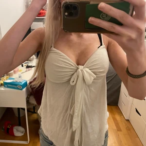 Beige linne med knytning - Från gina tricot, jätte bra skick storlek s❤️