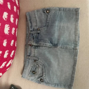 Blå jeanskjol - Snygg blå jeanskjol som är perfekt nu till vår och sommaren. Midjemått: 32 cm och längd: 25cm🩷 köptes här på plick. Säljs då den ej passar mig😊 