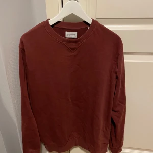 Vinröd tröja från Lindbergh - Säljer en riktigt snygg vinröd tröja från Lindbergh. Tröjan är endast använd fåtal gånger och är då i mycket bra skick.