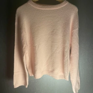 Ljusrosa stickad tröja - Så mysig ljusrosa stickad tröja från lager 157, som tyvärr inte kommer till användning. Tröjan är i nyskick & endast testad🤍