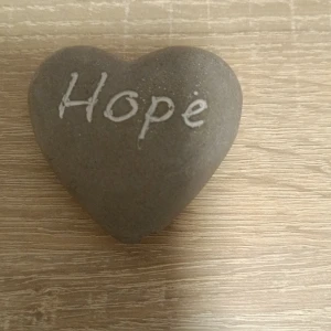 Hjärta i sten med texten 'Hope' jätte gammal och jätte fin - Ett dekorativt hjärta i grå sten med ordet 'Hope' ingraverat. Perfekt som en inspirerande inredningsdetalj eller present.