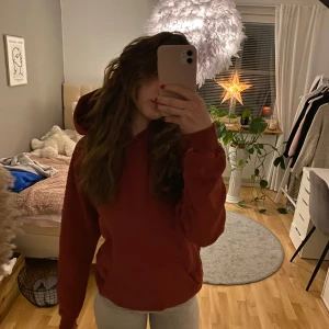 Röd hoodie från Vailent - Säljer en snygg röd hoodie från Valient. Använd endast ett fåtal gånger. Säljer då den blivit för liten.