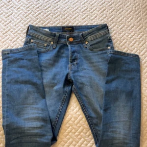Jack and jones jeans - Jack and jones jeans slim glenn. 28/30. Ny skick! Ny pris 800kr mitt pris 200kr Hör av er vid funderingar. 
