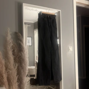 Alpach Jeans  - Jeansen är i storlek 40. I bra skick. Dom är mid waist och kan tyvärr inte visa på då dom är för små för mig 