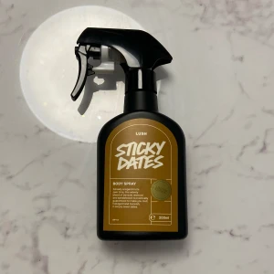 Sticky Dates Body Spray från Lush - En perfekt doft till alla vanilj/karamell älskare! Passande till det kalla vädret, luktar verkligen som en karamell kaka! Måste dock sälja pågrund av att det är inte direkt min smak längre tyvärr💔 Skriv jätte gärna om du har frågor! 🫶🏼