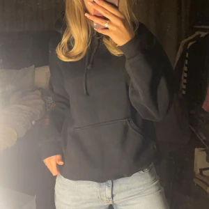 Svart hoodie bikbok  - Säljer en klassisk svart hoodie från bikbok med känguruficka och justerbar huva. Perfekt för en avslappnad stil och passar till det mesta. Den är en storlek större än vad jag brukar ha  för en mer oversize look.🖤säljer då jag har en likadan i xs, köpt för 400🍾