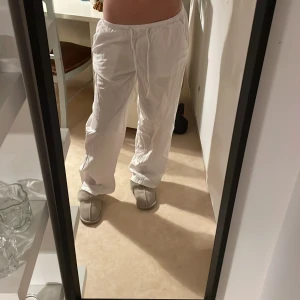 Vita linnebyxor  - Säljer ett par vita linnebyxor. De är tillverkade i ett lätt och luftigt material som passar bra för varmare väder. Jag köpte dom i somras och är använda ett få tal gånger. Det fins inga hål eller fläckar och är i bra skick, kontakta för mer information 