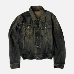  jeansjacka från Diesel - Snygg  jeansjacka från Diesel med klassisk design och knappar framtill. Jackan har två bröstfickor med knappstängning . SITTER SOM M