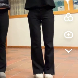 Lågmidjade kostymbyxor petite  - Snygga svarta kostymbyxor med låg midja . Perfekta för en stilren look och passar bra med alla klädesplagg. Säljer då jag har ett par nya!