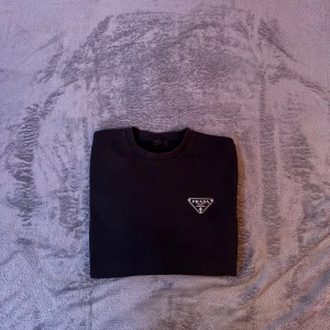 Sweatshirt från Prada - Svart sweatshirt från Prada i bra skick, storlek S.