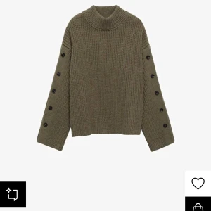 Olivgrön stickad tröja med knappar - Snygg olivgrön stickad tröja med långa ärmar och dekorativa knappar längs ärmarna. Perfekt för kyliga dagar med en stilren look.