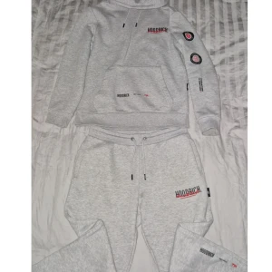 Ljusgrå Hoodrich sett - Jag säljer denna mycket fina sett på grund av att storleken ej passar mig. Den har använts ett par gånger men är fortfarande väldigt fräsch, inte skadad och ligger på cirka 9/10 i skick. Hoodien är storlek M och Byxan storlek L, men storleksmässigt så är de väldigt lika. Jag söker 600 kronor men priset kan diskuteras...