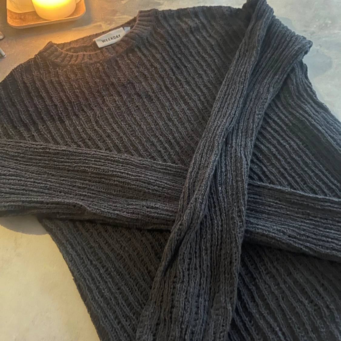 Gråsvart stickad tröja från Weekday
