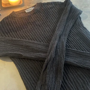 Gråsvart stickad tröja från Weekday - Säljer en snygg gråsvart stickad tröja från Weekday. Lite seethrough 