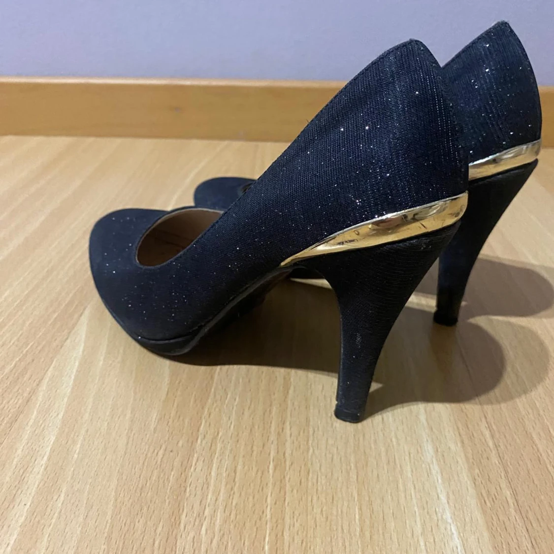 Svarta glittriga pumps med gulddetalj - 92