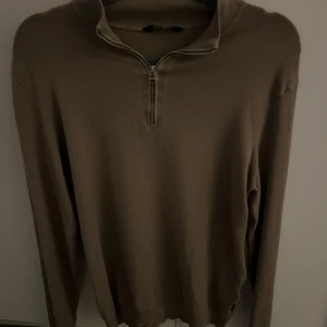 Brun/beige tröja med dragkedja från only sons  - Säljer en stilren brun/beige tröja med dragkedja vid halsen. Tröjan har långa ärmar och en ribbad krage. Perfekt för kyligare dagar. Grymt skick 9/10 och pris 99 kr 