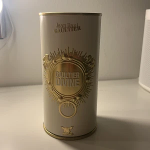Jean Paul Gaultier Divine Parfym - Jättegod parfym men inte för mig. Använd 2 ggr. Nypris 650