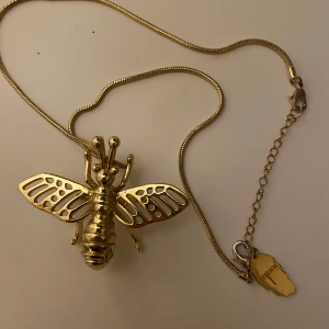 Ioaku guldhalsband  - Ioaku halsband. Använd ett fåtal gånger men ser ny ut💕 halsbandet skickas i orginalförpackning. Fråga privat om du har fler funderingar!