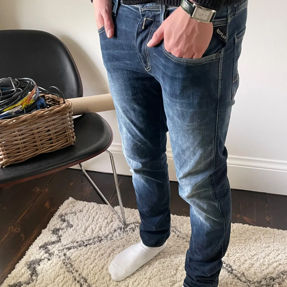 Ett par Replay jeans i modellen Anbass i riktigt bra skick! Dem är i storlek 29/32 och modellen i bilden är 173. Priset kan diskuteras!. Jeans & Byxor.