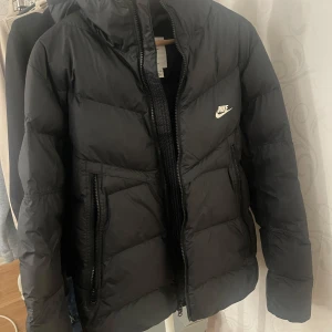 Nike jacka - Säljer en Nike jack. Den har bara använts några gånger och är i mycket bra skick. Perfekt för vintern 