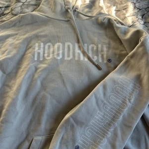 Hoodrich Hoodie - Hoodien har en ficka i armen, lite stor för en xs men det funkar. Luva på den och tryck som ni ser på bilden💕Knappast använd och inga hål.