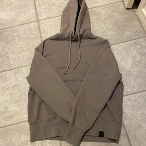 Pull & bear - Tja säljer en hoodie från pull & bear som är i storleken XXS men rymmer betydligt större, när jag köpte så var den i losse fit. 
