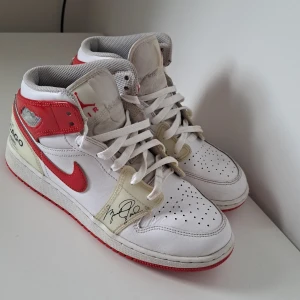 Limited edition air jordan - Säljer limited edition jordan 1 air. 8/10 skick. Ingen låda till skorna. Storlek 39. Pris kan diskuteras.