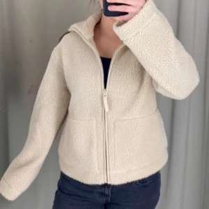 HM teddyjacka - Säljer slutsålda teddyjackan då den inte kommer till användning, storlek S, fint skick🫶🏻🫶🏻